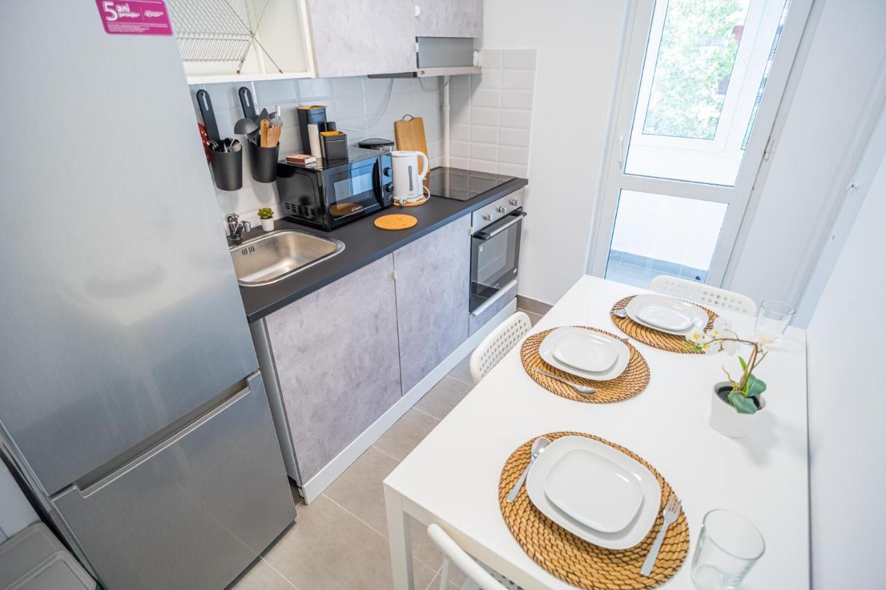 Spacious Newly Renovated 2Br Apartments With Balcony Bucharest Exterior photo