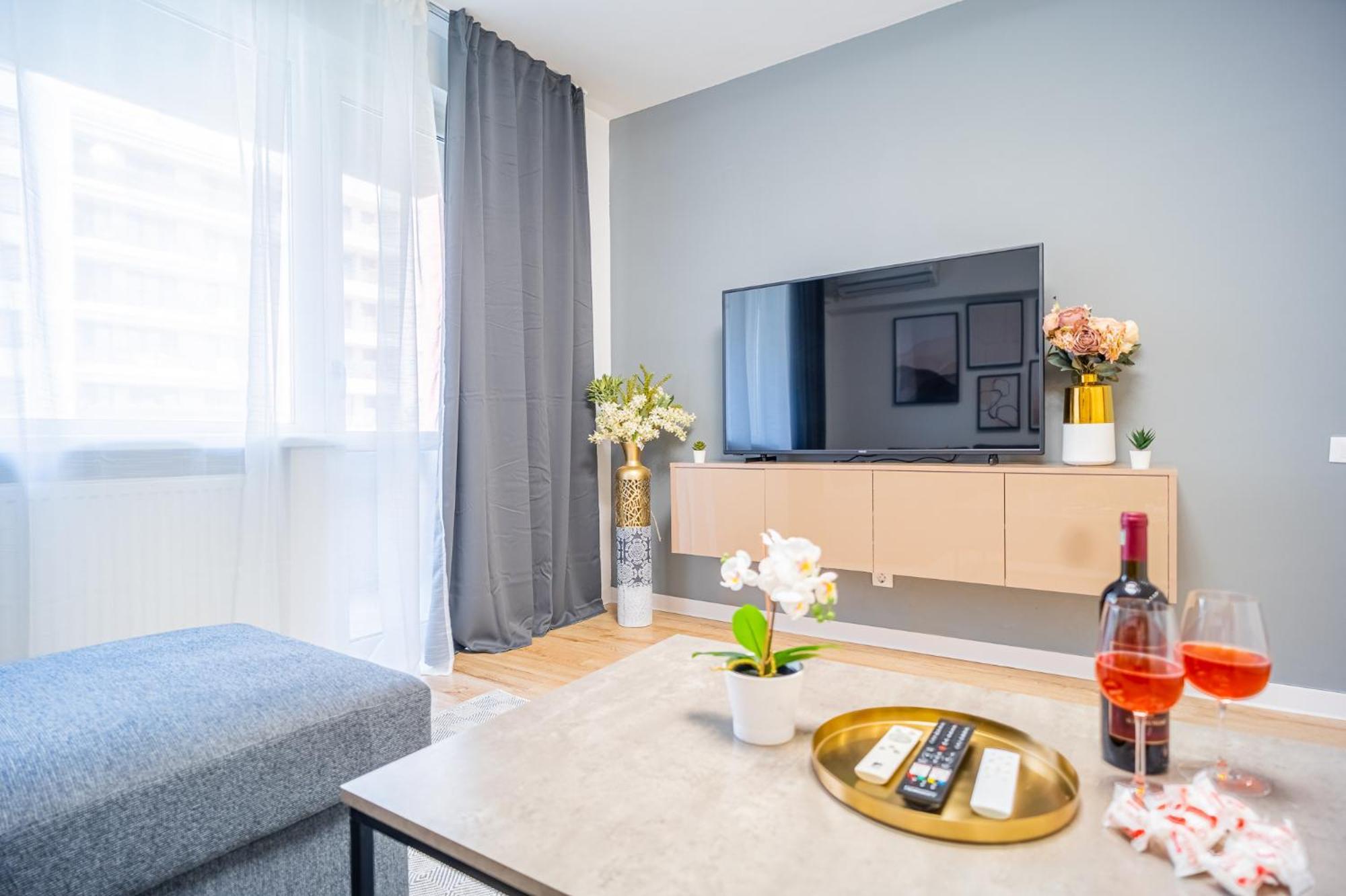Spacious Newly Renovated 2Br Apartments With Balcony Bucharest Exterior photo