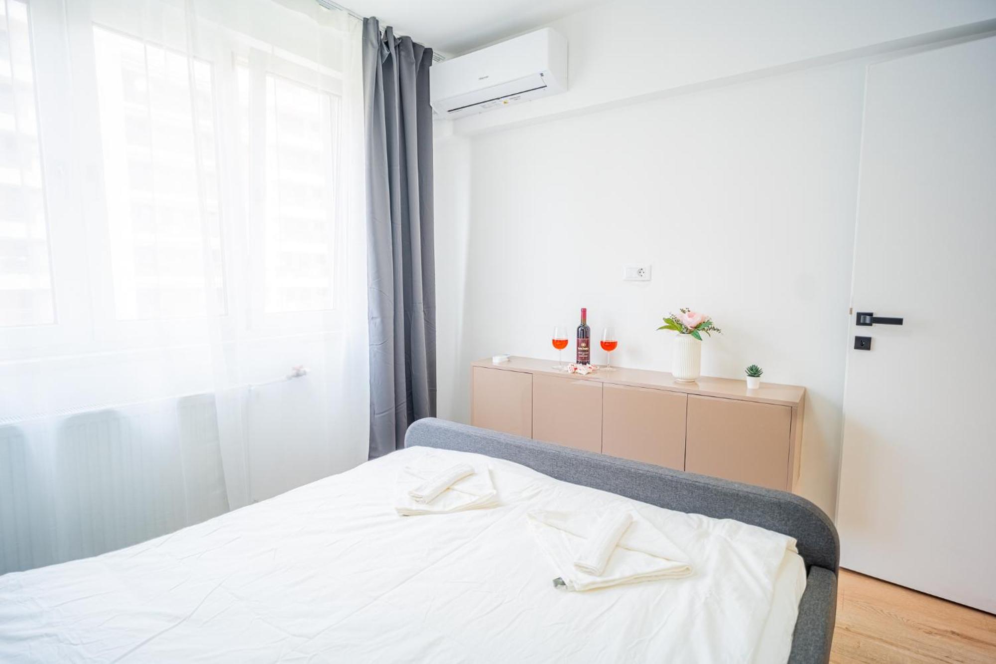 Spacious Newly Renovated 2Br Apartments With Balcony Bucharest Exterior photo