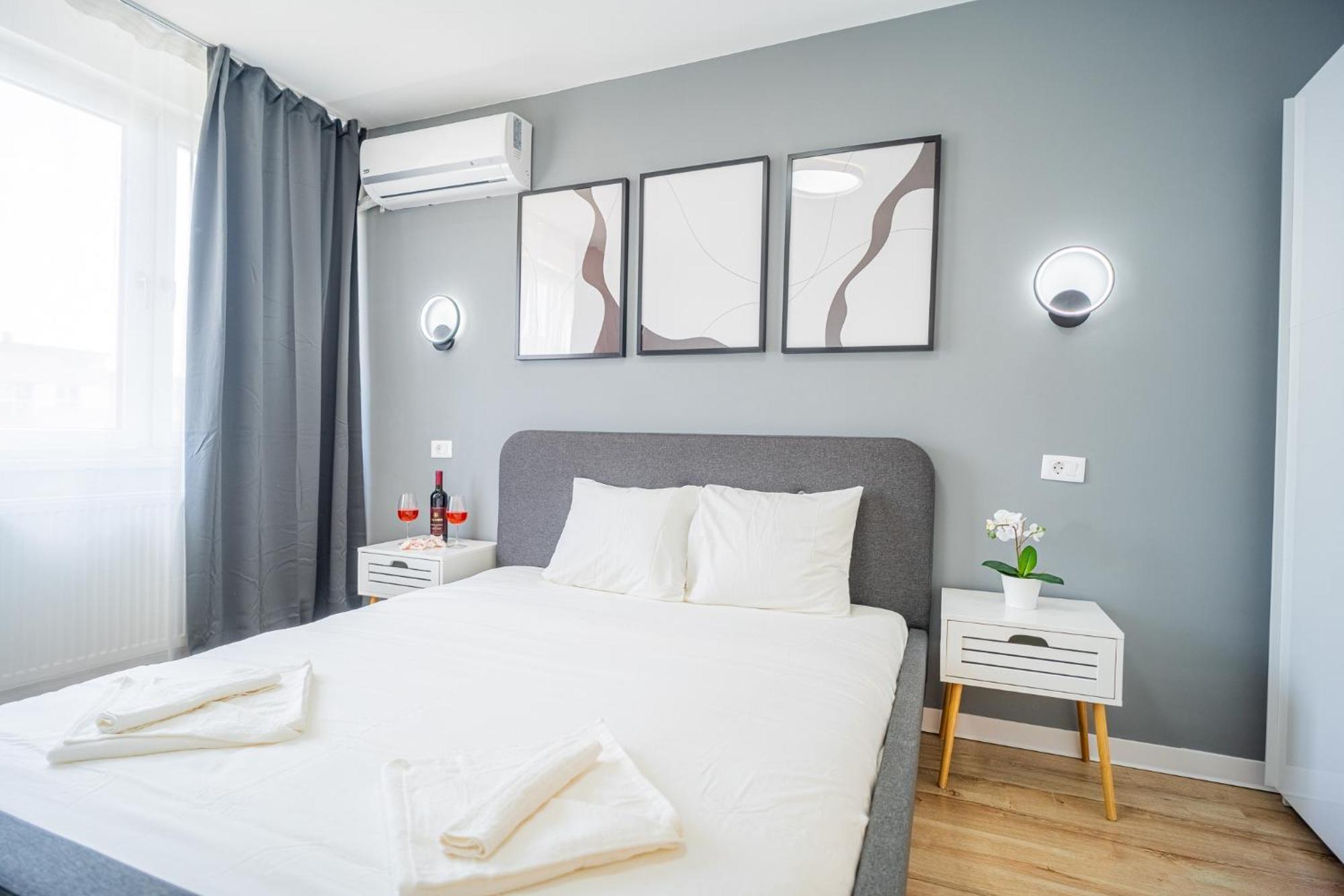 Spacious Newly Renovated 2Br Apartments With Balcony Bucharest Exterior photo